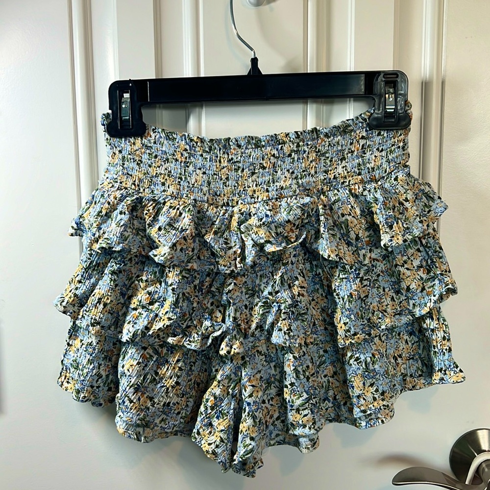 Light blue floral mini skort with yellow flowers. Forever 21. Size medium